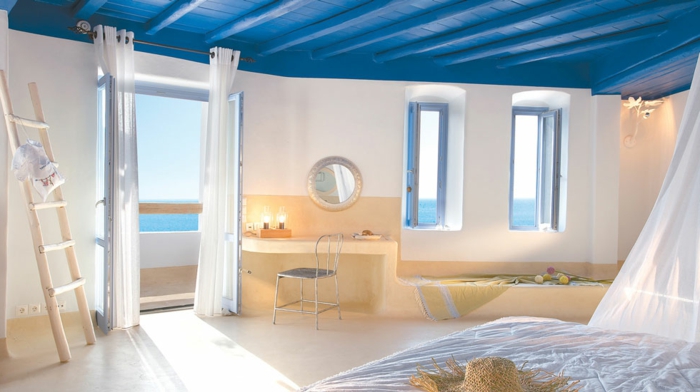 décoration grecque, plafond avec poutres en bois coloré en bleu, miroir rond, rideaux blancs