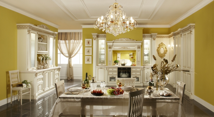 mobilier baroque, lustre en cristaux, plancher en marbre, rideaux longs, murs jaunes
