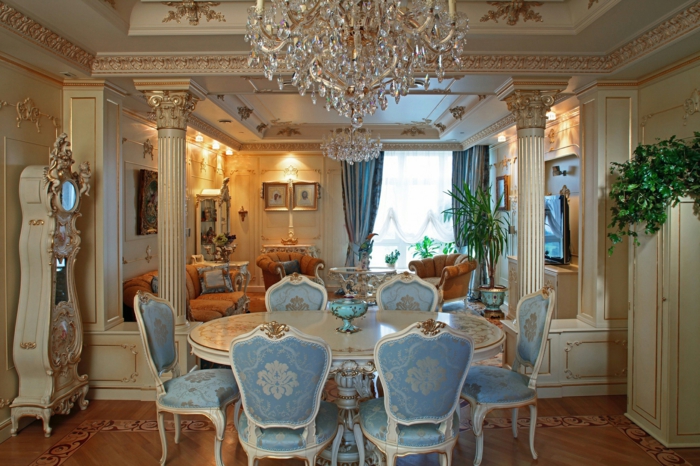mobilier baroque, deco baroque, parquet en bois, plafond avec déco dorée, colonne décoratives
