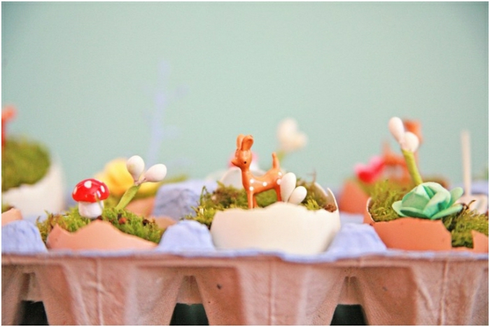 terrarium plantes miniatures, coquille oeuf remplie de mousse, herbe, petites figurines, idée activité manuelle printemps