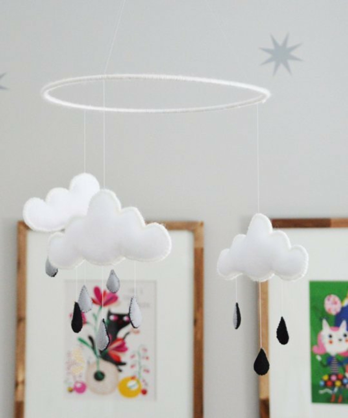 créer une ambiance douillette avec ce mobile bébé nuages, décoration chambre bébé élégante et douce