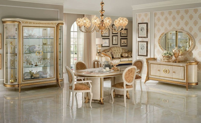 deco baroque, grand miroir, papier peint, meubles de charme, plafond avec déco en plâtre