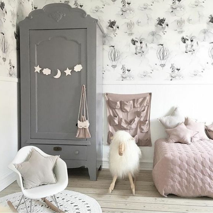relooker armoire ancienne, repeindre un meuble en gris, déco chambre enfant fille, tapis rond blanc, chaise à bascule scandinave, parquet clair, linge de lit rose