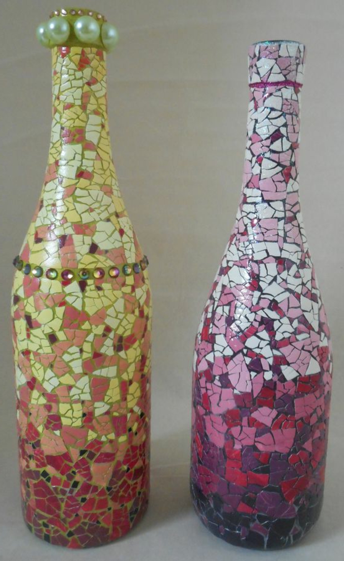 idée que faire avec des bouteilles en verre, des morceaux de coquille d oeuf colorés et collés sur une bouteille, mosaique multicolore, effet ombré