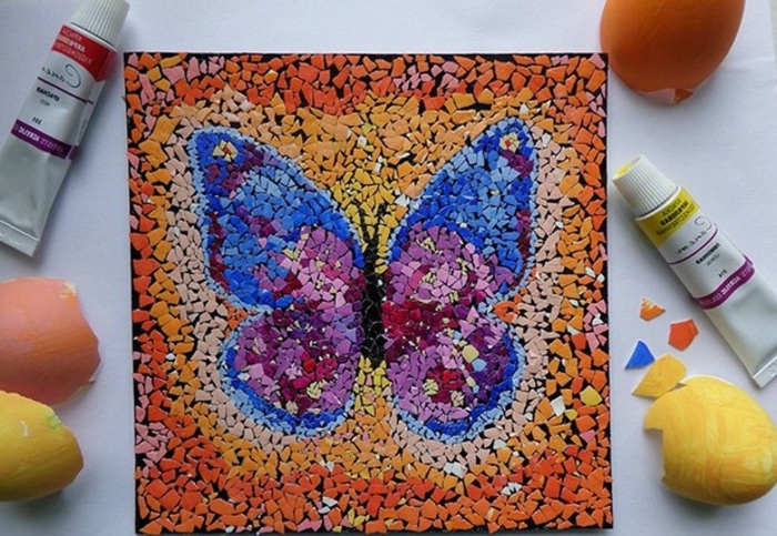 idée de projet créatif avec des coquilles d oeufs, coquille oeuf colorée et collée sur un panneau, art dessin papillon