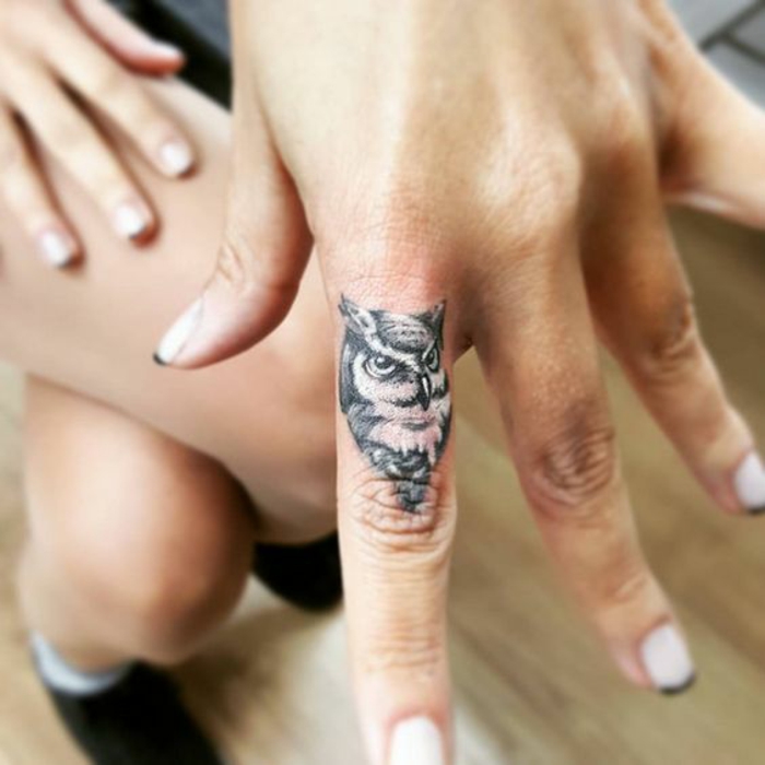 petit hibou tatoué sur le doigt, tatouage sur le doigt dans le style minimaliste