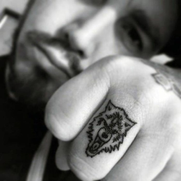 tatouage doigt homme à motif loup féroce
