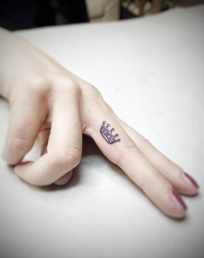 tatouage doigt femme à couronne de princesse, motif raffiné et féminin