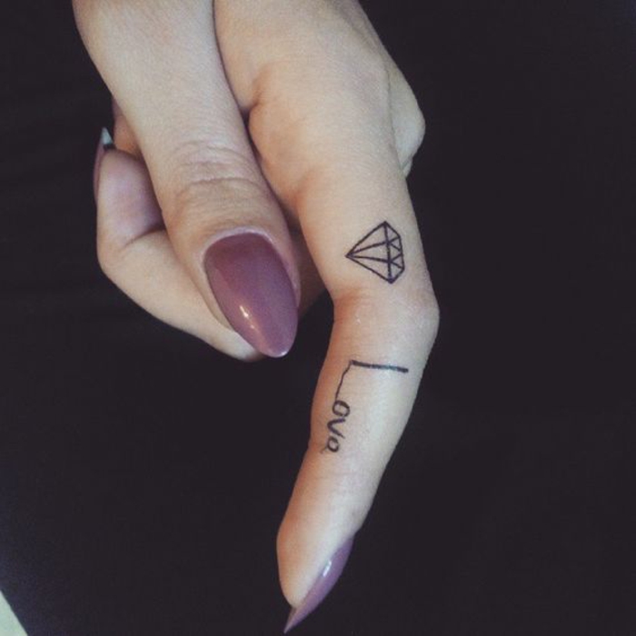joli tatouage sur le doigt à diamant, tatouage subtil et minimaliste pour femme