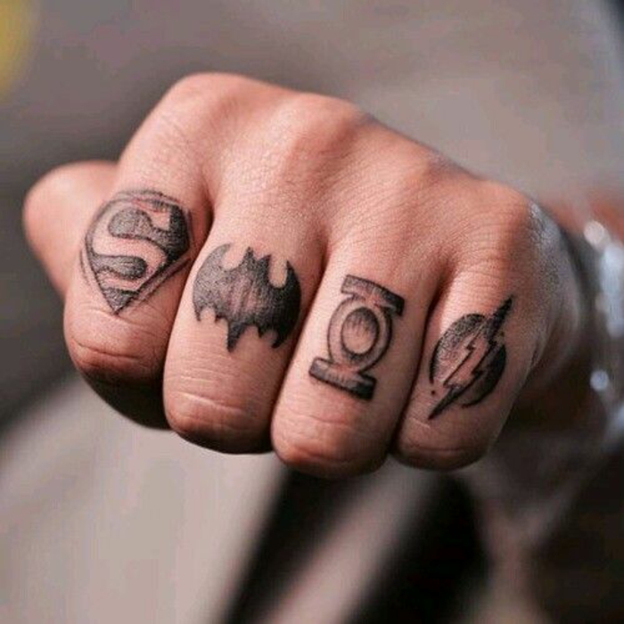 idée originale de tatouage sur main homme, tatouage geek inspiré des bandes dessinées