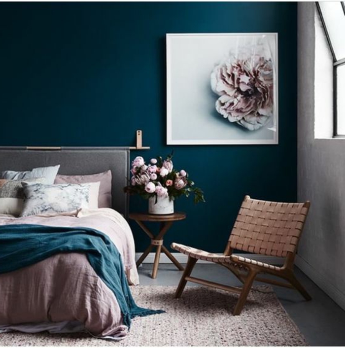 mur bleu canard, peinture magnifique fleur rose, chambre à coucher déco rose 