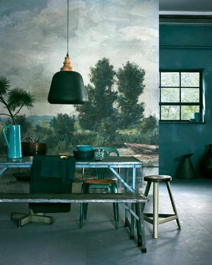 mur bleu canard, coin de déjeuner rustique avec une peinture paysagère au mur 