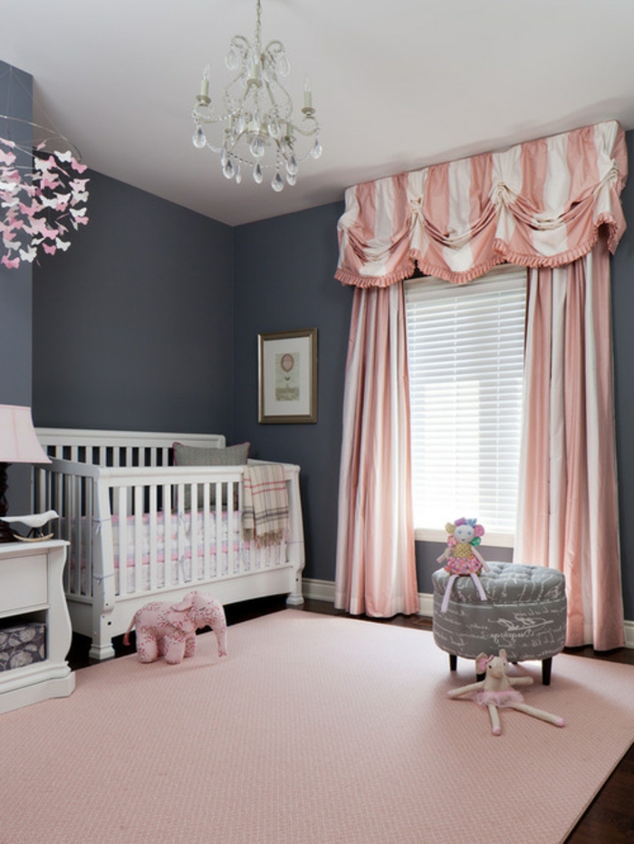 mur couleur gris anthracite, rideaux et tapis rose saumon, lit bébé blanc, lustre élégant, deco chambre fille, bébé