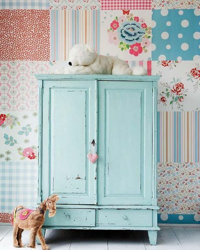 patiner un meuble, armoire ancienne couleur vert pastel, mur papier peint patchwork, jouets enfant, idée comment aménager une chambre enfant, parquet blanchi