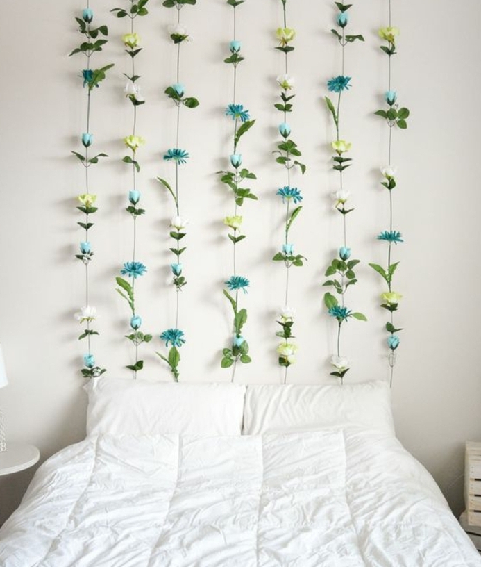 mur végétal, guirlande de fleurs bleues, linge de lit blanc, une tête de lit florale, décorer sa chambre, diy chambre ado