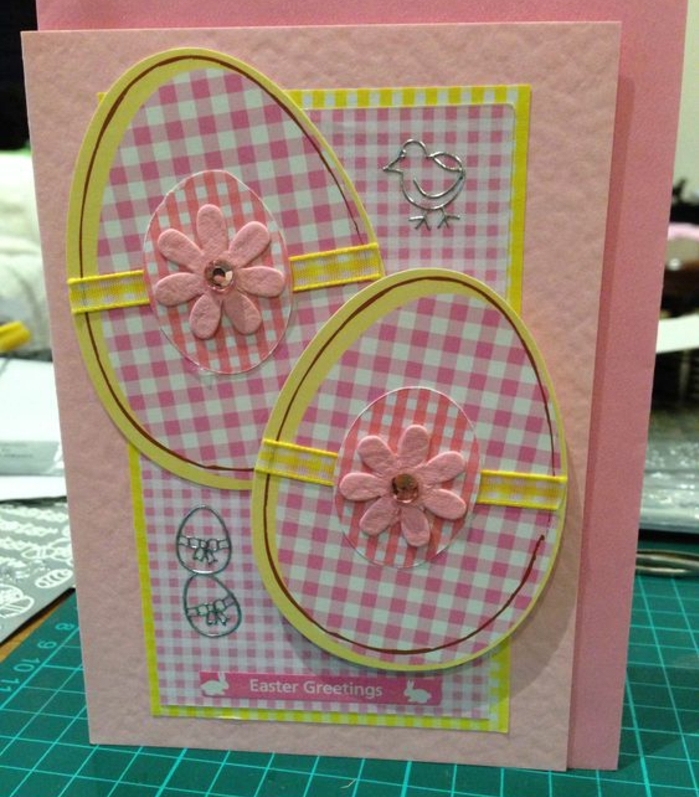 joyeses paques carte, oeuf de paques, tissu plaid, fleurs rose, carrte rose idée de carte de voeux originale à fabriquer pour sa mère