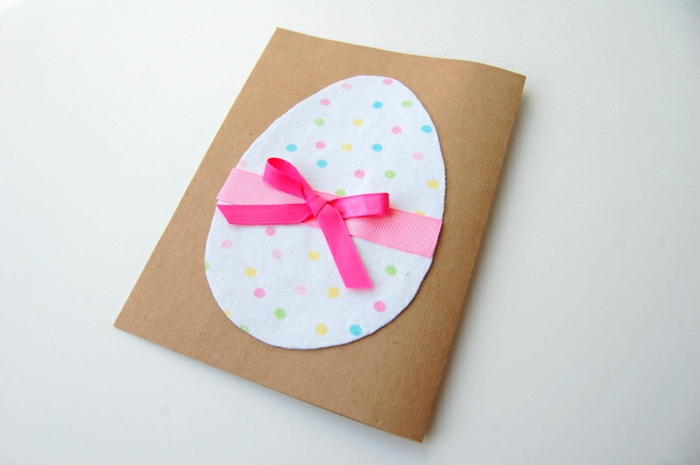 oeuf de paques en tissu à points multicolores, papier kraft, idée activité manuelle paques, ruban rose, idée bricolage enfant facile