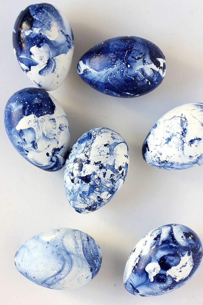 Chasse aux oeufs de pâques décorés faire soi meme blanc et bleu art vague japonais ou marbre déco oeuf 