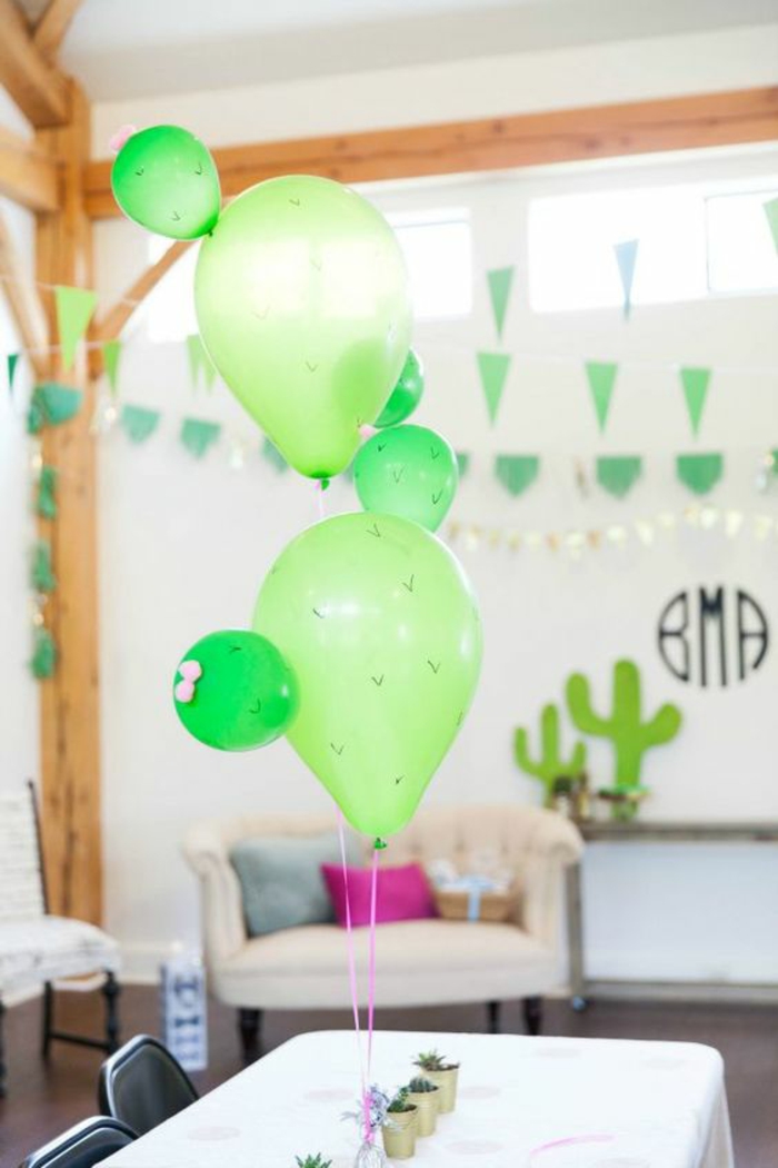 une baby shower sur thème cactus, une décoration baby shower réalisée avec des ballons customisés