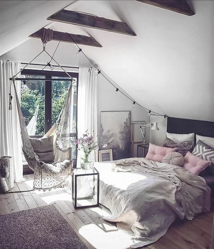 parquet en bois, balançoire, lit, linge de lit gris, coussins rose et gris, tapis gris, couleur peinture mur blanc, parquet, modèle chambre rose et gris