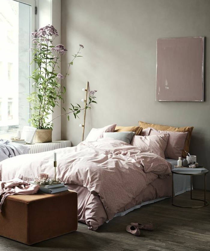 parure de lit rose, oreiller jaune, parquet en bois, deco murale rose, couleur mur gris, plante, chambre rose et gris