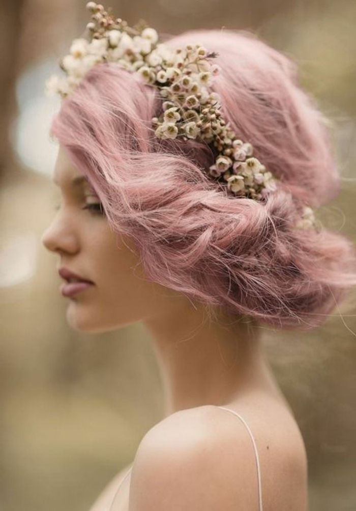 couleur cheveux rose pastel, coiffure de mariage, couronne en fleurs séchées, teinture rose pastel