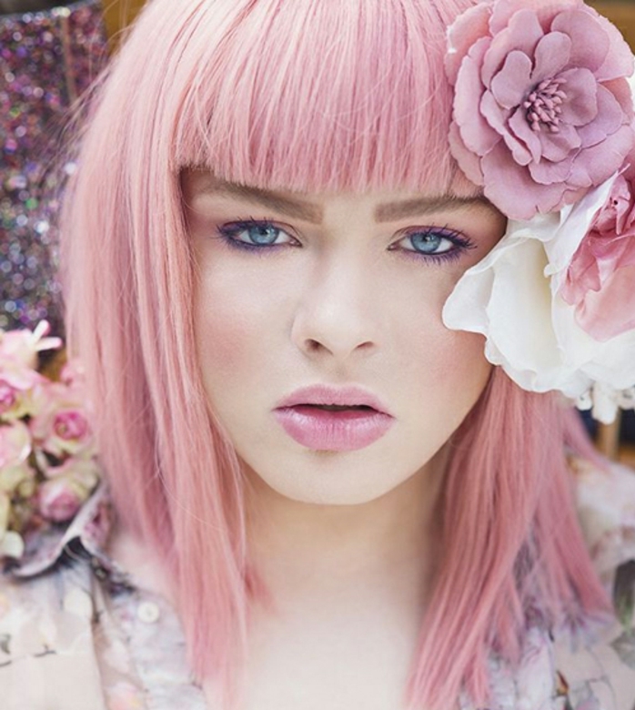 couleur cheveux rose pastel, chemise à motifs floraux, accessoire pour cheveux, lèvres rose