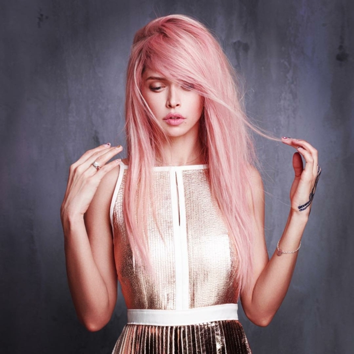 couleur cheveux rose pastel, cheveux longs et raides, coiffure rose pastel avec frange