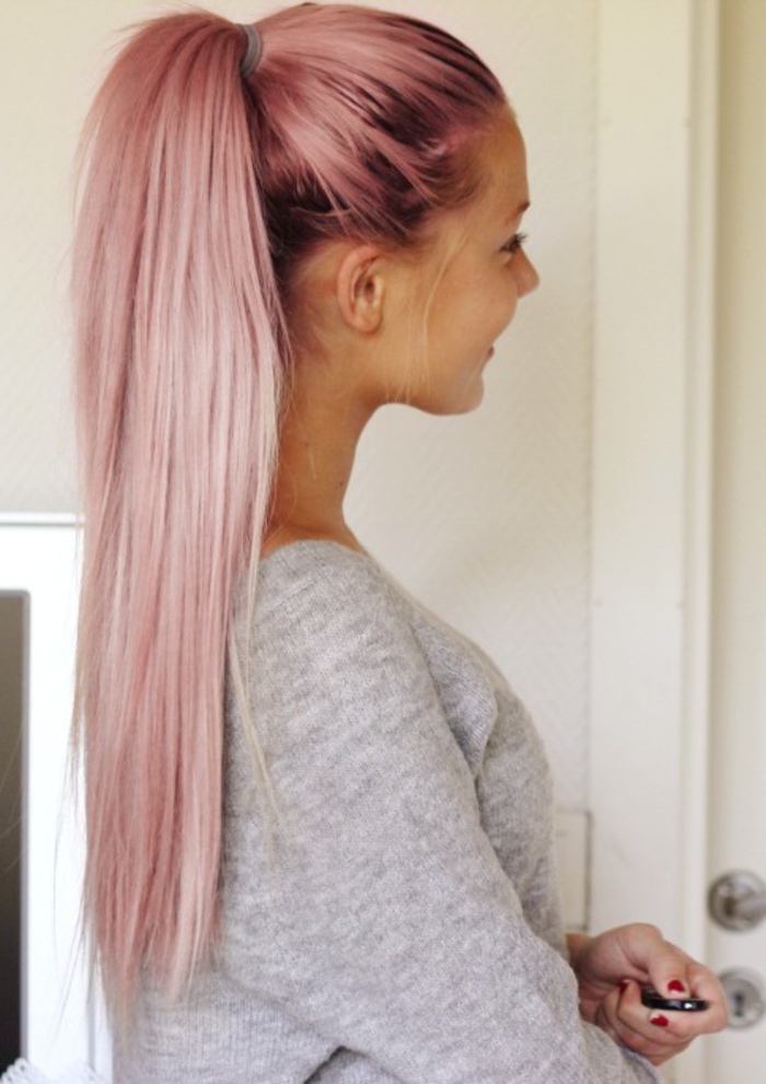  couleur cheveux rose pastel, queue de cheval longue, manucure rouge, blouse grise