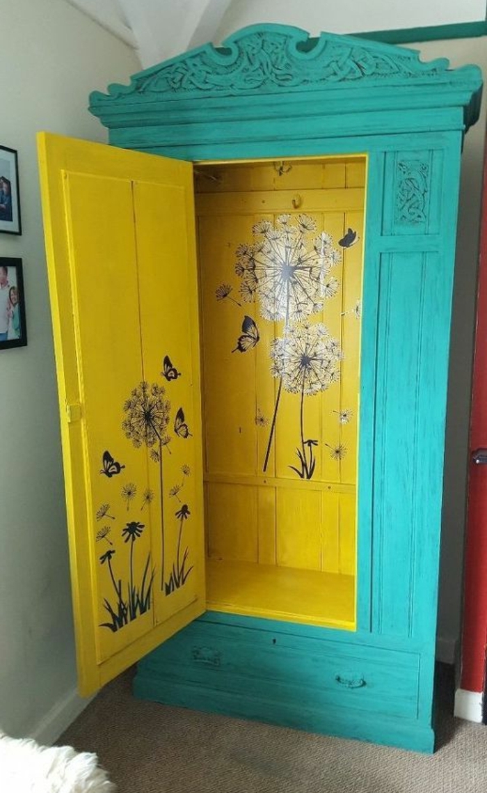 relooker armoire ancienne, extérieur repeint couleur bleue, intérieur couleur jaune, découpage, fleurs, accent decoratif