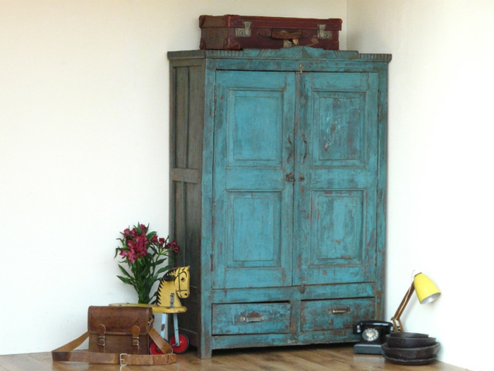 relooker armoire ancienne, patiner un meuble, armoire antique bleu, parquet marron, fleurs, téléphone vintage, chambre vintage