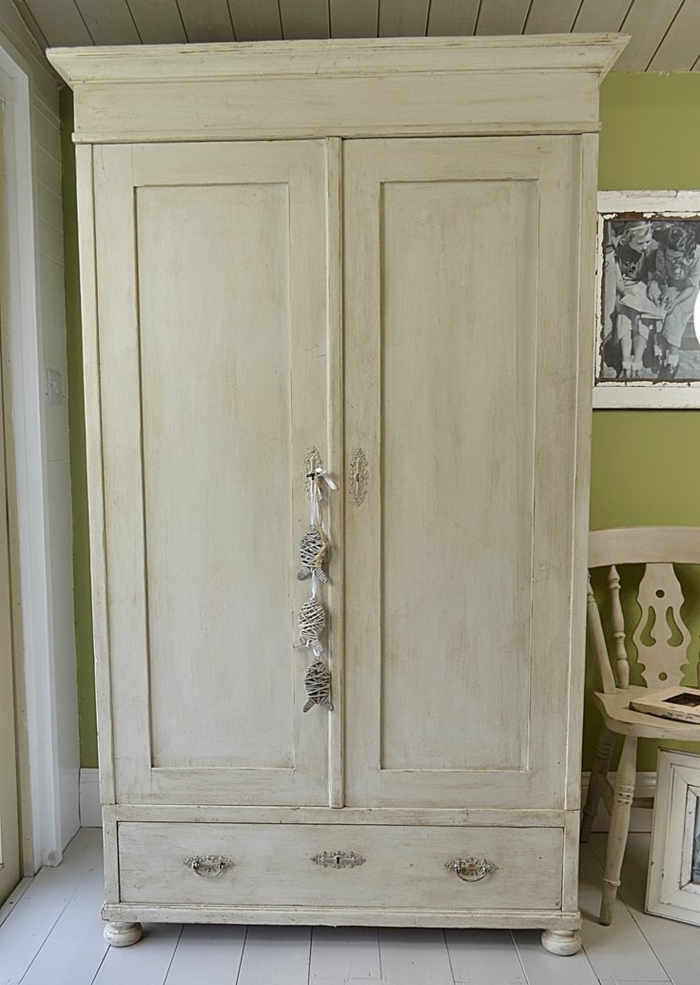 idée comment patiner un meuble, armoire couleur ivoire, dans une chambre vintage, parquet blanchi, mur couleur vert pistache, chaise en bois blanc