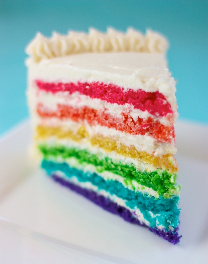 quel gâteau diy pour un anniverssaire d'enfant, exemple de layers cake en couleurs arc en ciel, recette sans oeuf