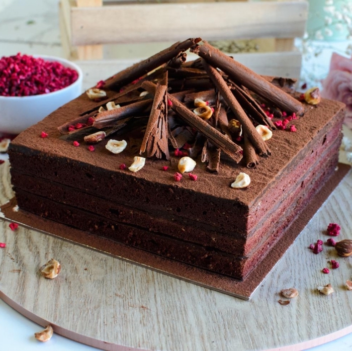 exemple de gâteau forme carré fait maison, comment décorer un gâteau au chocolat, idée gateau au chocolat sans oeuf