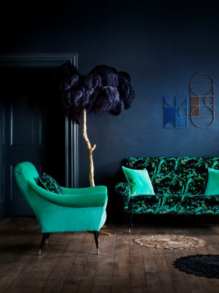 peindre mur et plafond bleu, fauteuil vert et sofa en vert et noir, sol en planches 