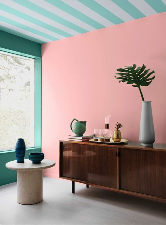peindre mur et plafond, mur rose, plafond en bleu et blanc, commode vintage 