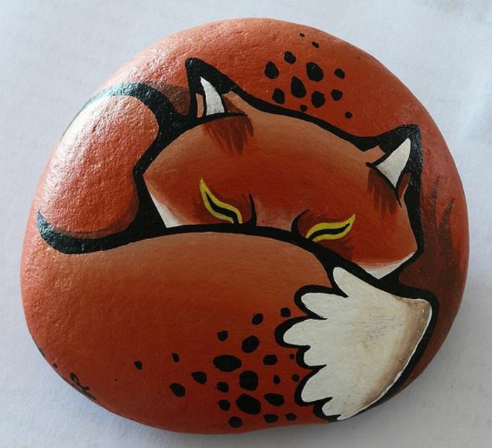 peindre des galets, renard orange dessiné sur une pierre 