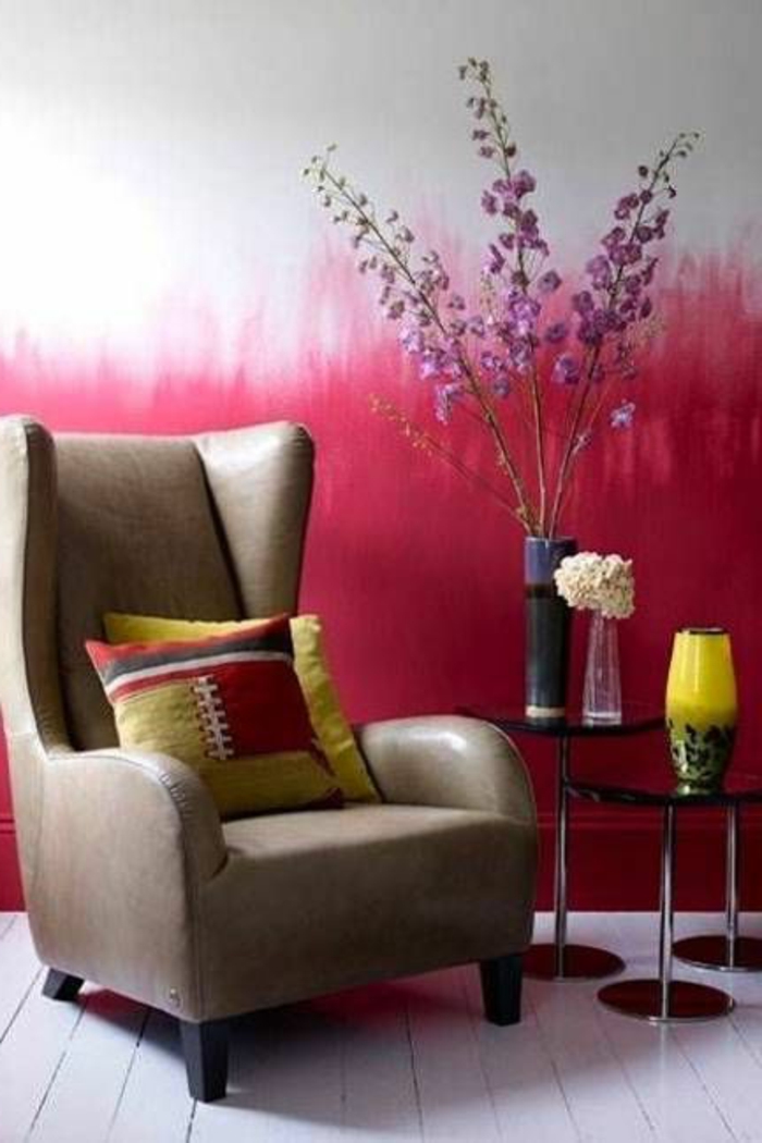 peindre un mur au rouleau, infusion de couleurs rose fuschia et blanc 