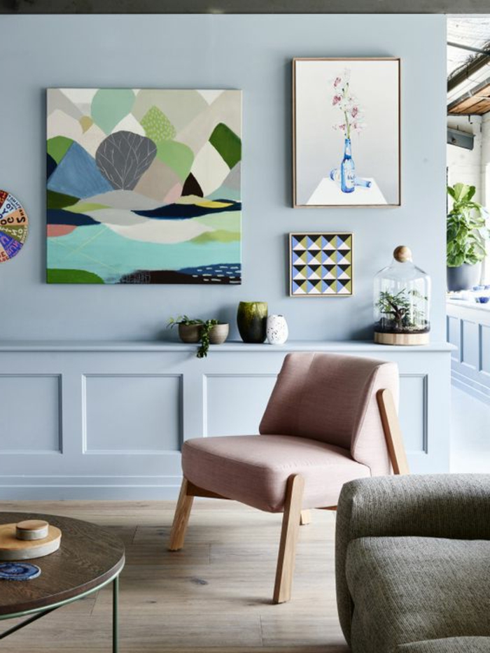 peindre un mur au rouleau, salon déco scandinave, chaise bois et textile rose 