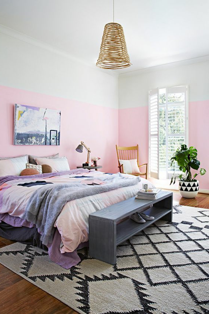 peindre un mur rose, tapis géométrique, lit avec couettes de couleurs pastels, lampe pendante en rotin