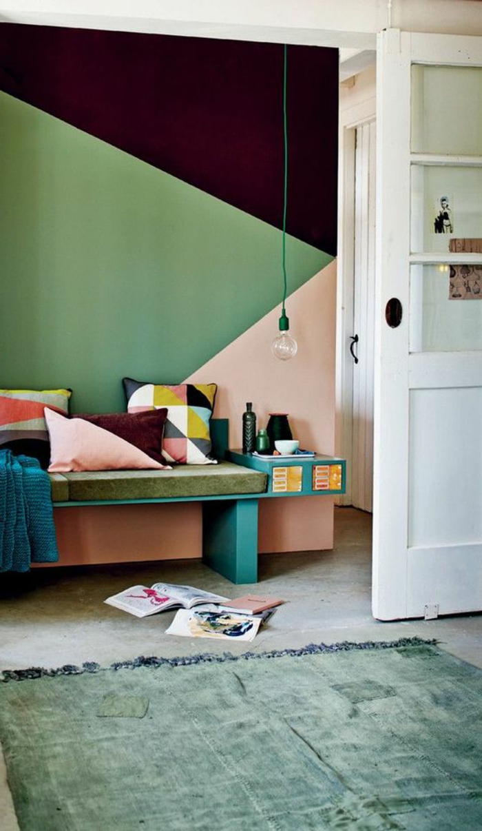 peindre un mur, tapis vert clairn mur géométrique en trois couleurs