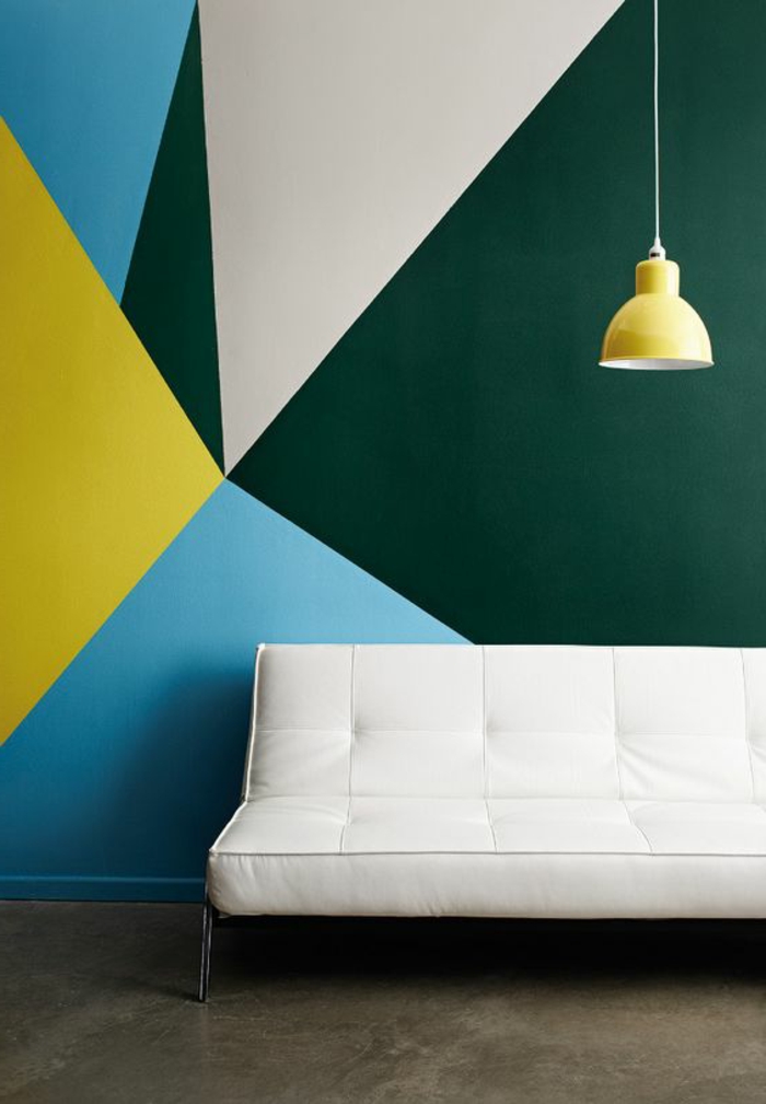 peinture glycéro, mur en vert, jaune et bleu et lampe pendante jaune 