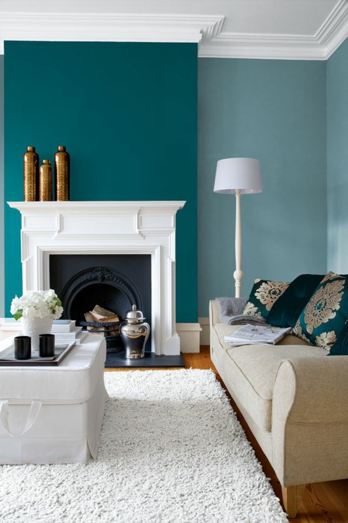 peinture bleu canard, sofa gris clair, cheminée blanche, table blanche, tapis blanc