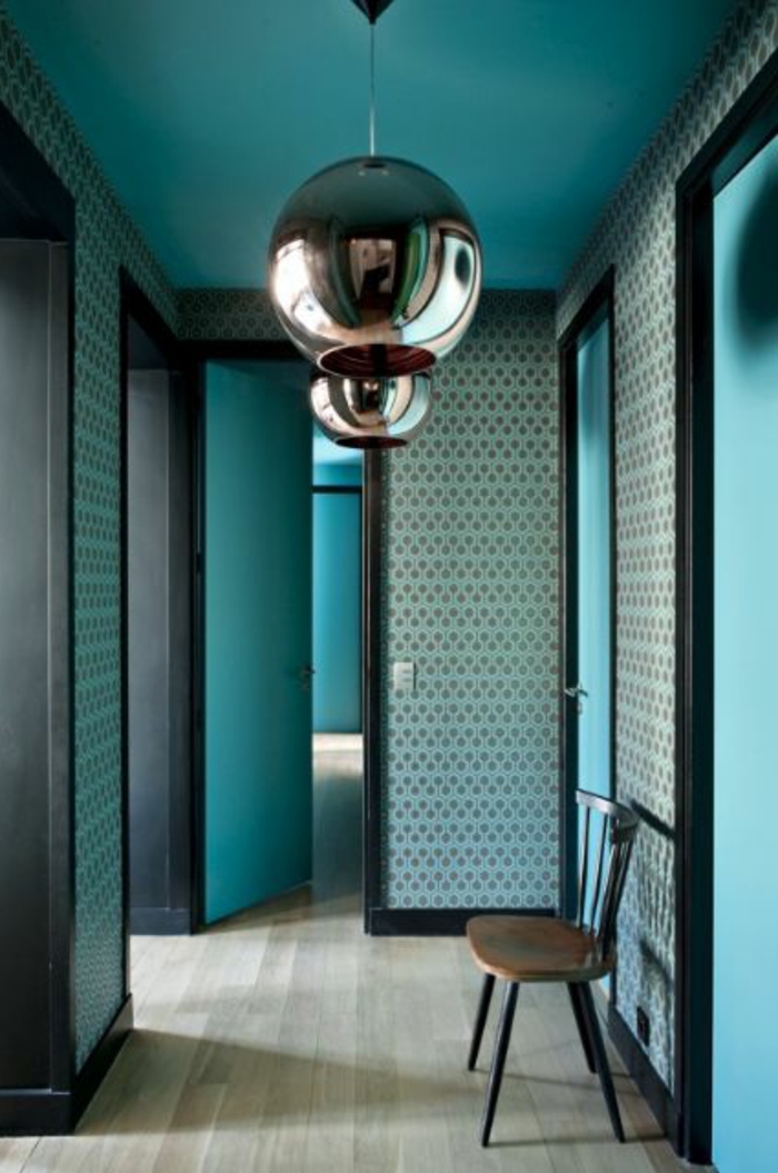 peinture bleu canard, couloir bleu et lampes avec finition métallique 