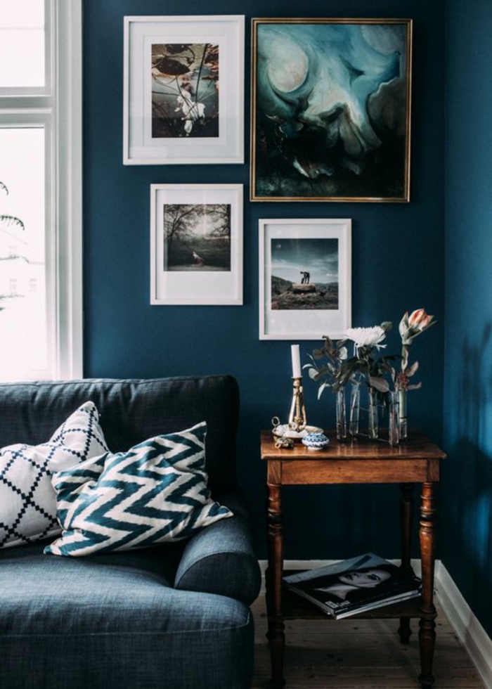 peinture bleu canard, sofa bleu et petite table en bois vintage, tableaux artistiques 
