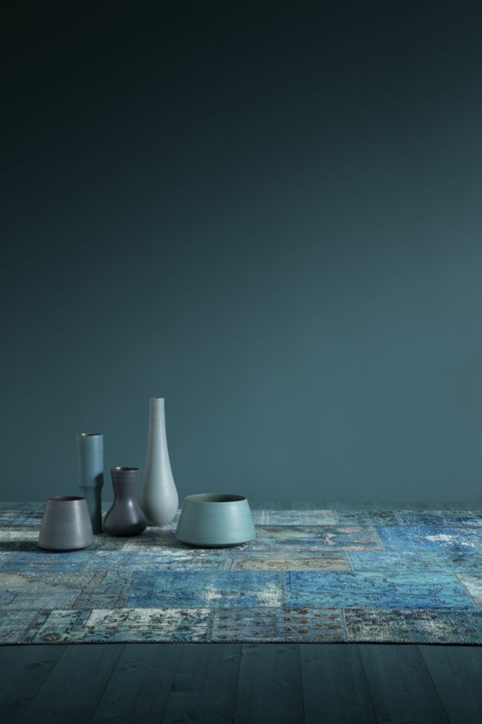 peinture bleu canard, vases bleus, décoration d'espace bleu paon 