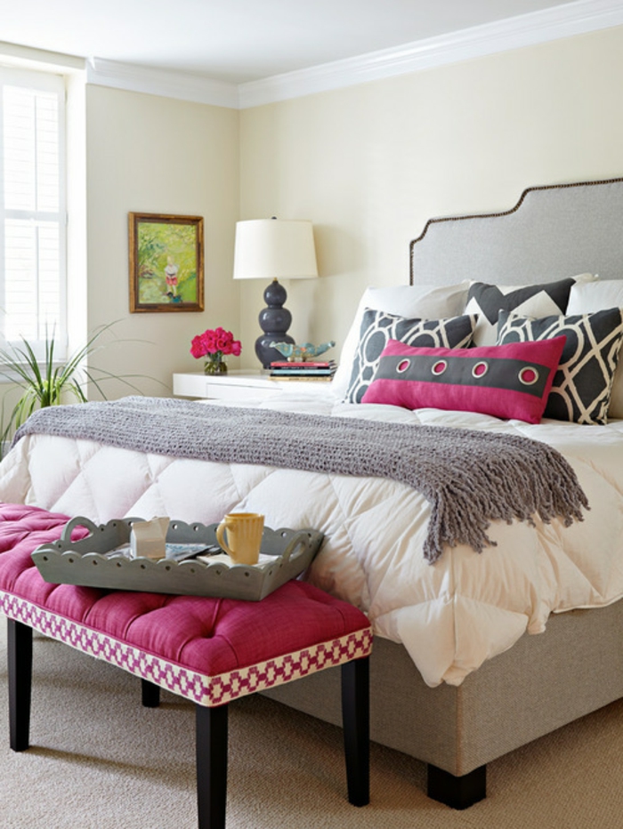 peinture chambre adulte aune clair, lit couleur grise, tapis et plaid gris, oreiller et bout de lit rose, idée déco chambre adulte