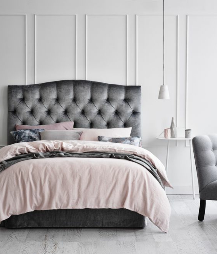 lit couleur grise, fauteuil gris, linge de lit rose et gris, mur couleur blanche, chambre rose et gris, table de nuit blanche scandinave