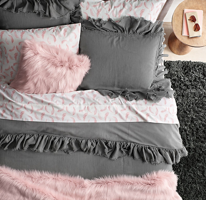 chambre rose et gris, linge de lit rose, blanc et gris, tapis gris, table de nuit en cuivre, idée déco chambre adulte