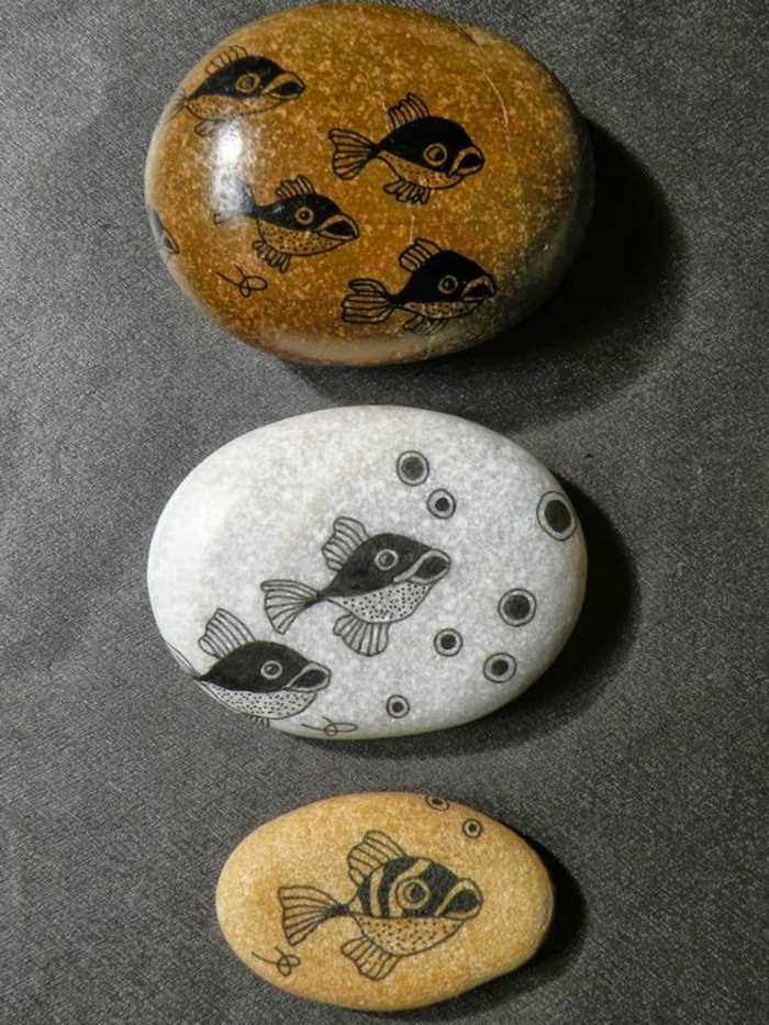 peinture galet, trois galets peints avec images de poissons 